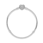 Pulseira de prata delicada com um fecho de strass brilhante, ideal para complementar qualquer look sofisticado e elegante. Acessório perfeito para mulheres que valorizam a moda
