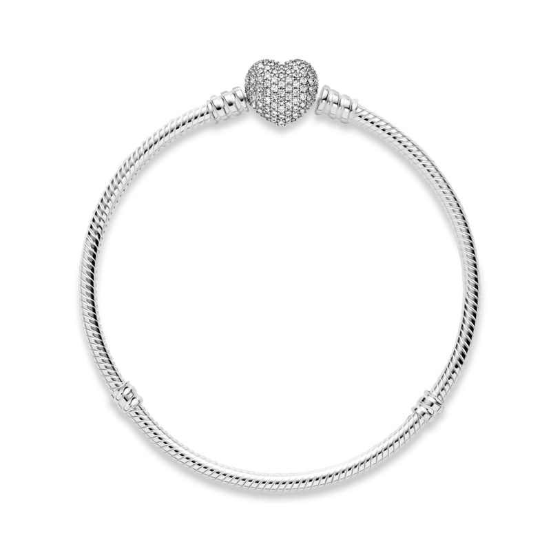 Pulseira de prata delicada com um fecho de strass brilhante, ideal para complementar qualquer look sofisticado e elegante. Acessório perfeito para mulheres que valorizam a moda
