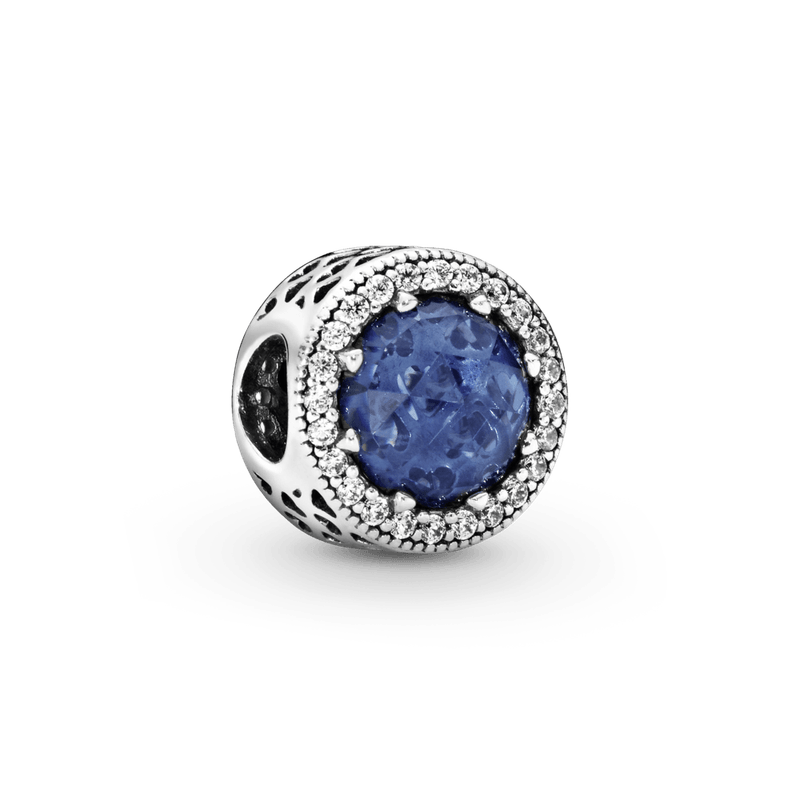 Berloque-em-prata-com-pedra-azul-lapidada-adornado-com-pequenos-diamantes-ideal-para-pulso-elegante-e-moderno--A-combinacao-perfeita-para-um-visual-sofisticado