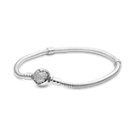 Pulseira-de-prata-com-detalhe-em-coracao-cravejado-de-pedras-brilhantes-ideal-para-presentear-e-complementar-looks-elegantes-