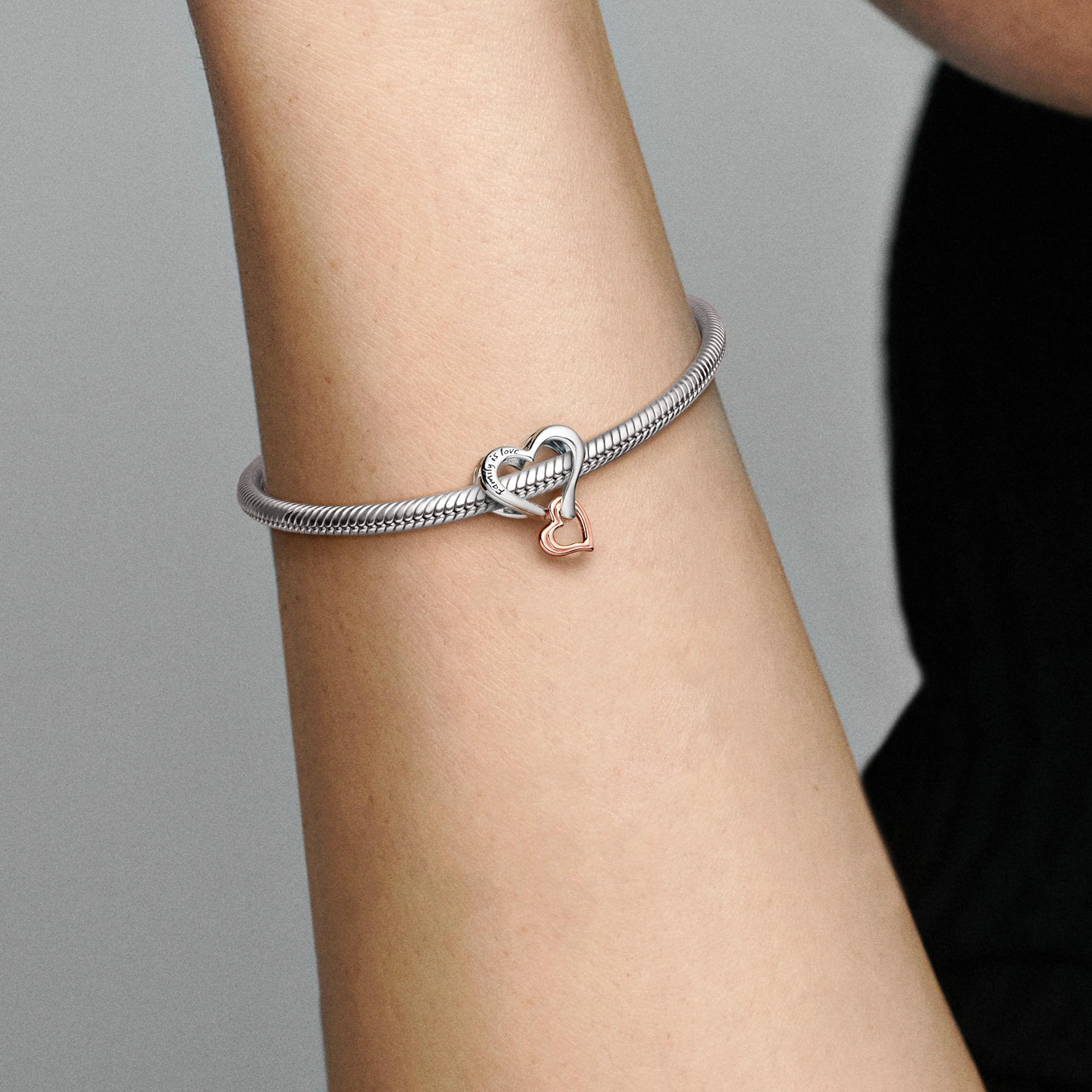 Imagem 4 do produto Charm Pendente Corações Vazados em Dois Tons