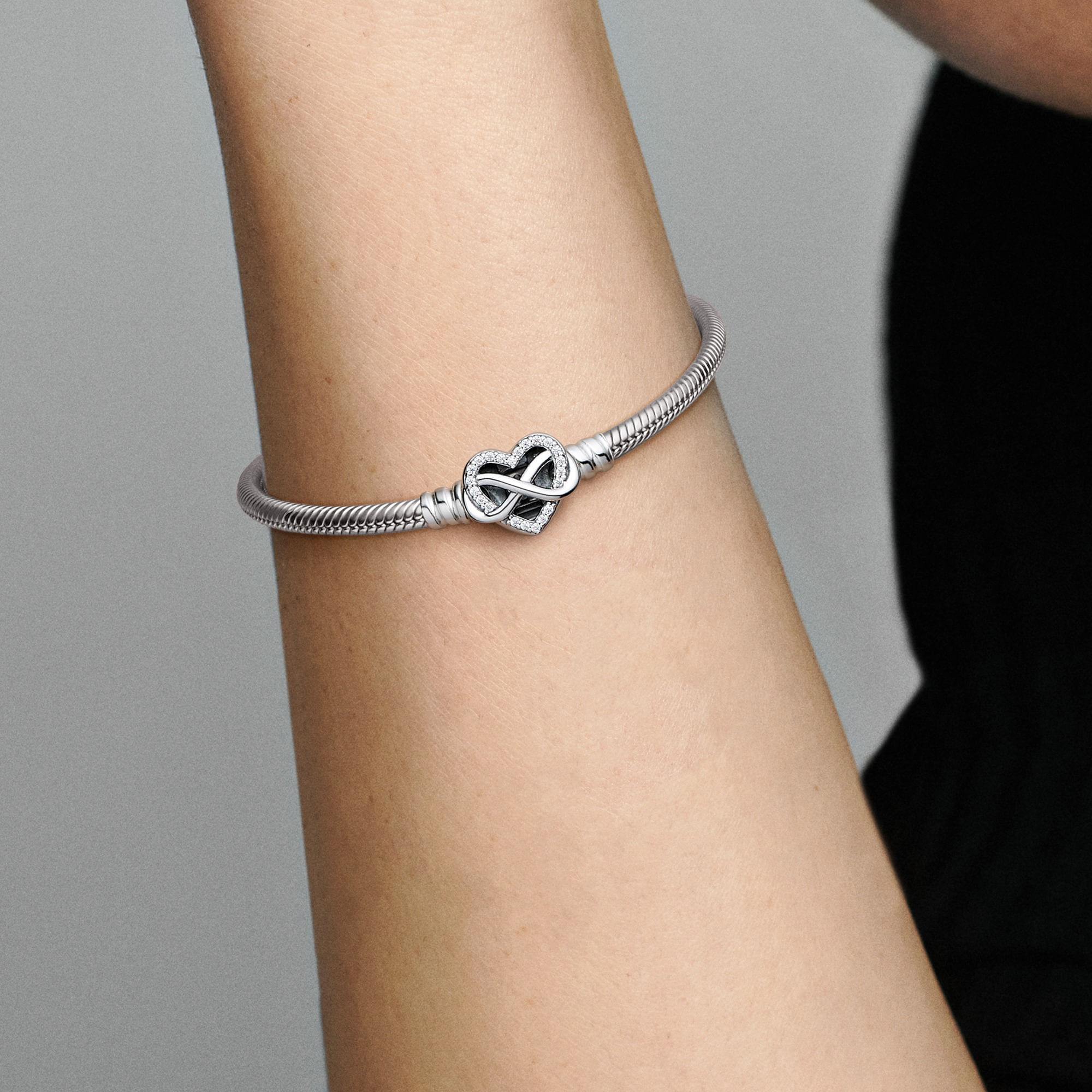 Imagem 4 do produto Bracelete Prata em Trama e Fecho Coração Infinito Brilhante