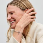 mulher-olhando-para-o-lado-usando-bracelete