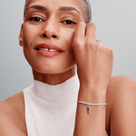 mulher-mao-no-rosto-usando-bracelete-