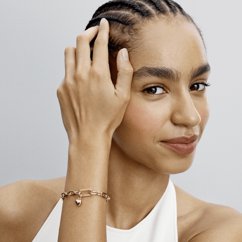 mulher-mao-rosto-usando-bracelete