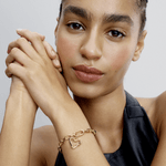 mulher-maos-rosto-usando-bracelete