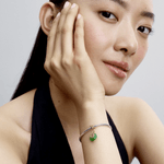 mulher-mao-rosto-usando-bracelete