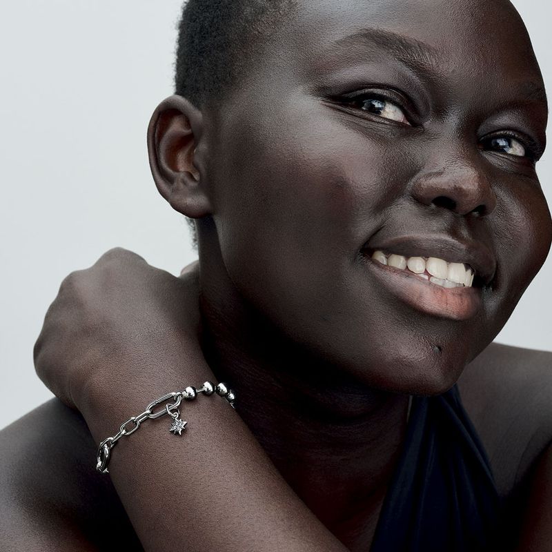 mulher-sorrindo-com-mao-sobre-o-ombro