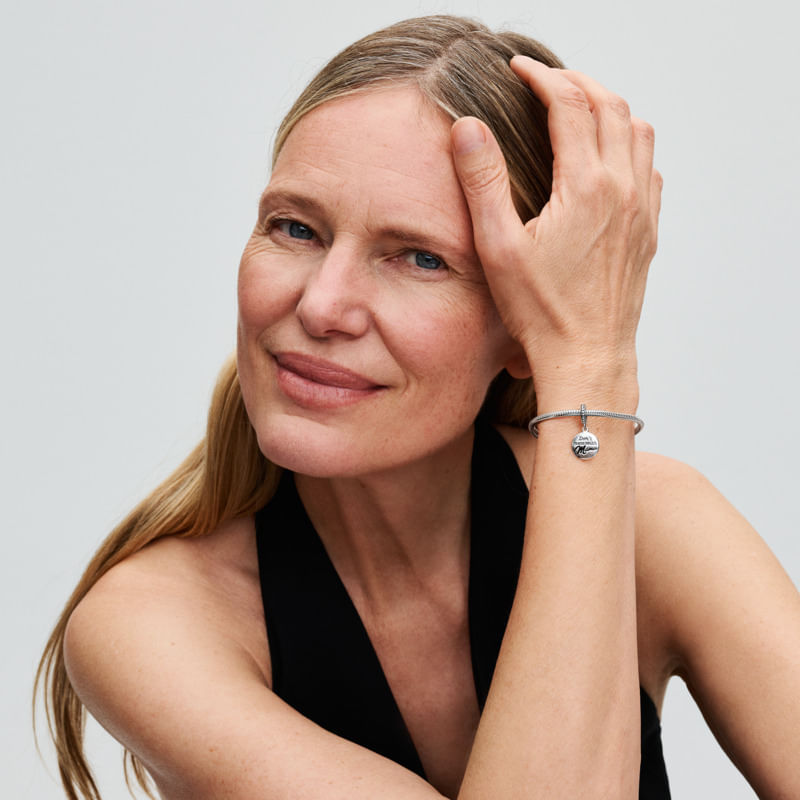 mulher-com-mao-nos-cabelos-usando-bracelete