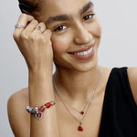 mulher-sorrindo-mao-no-rosto-usando-bracelete