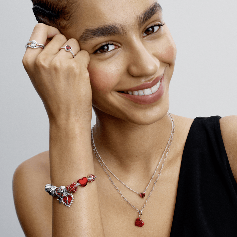 mulher-sorrindo-mao-no-rosto-usando-bracelete