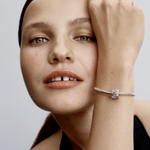 mulher-mao-rosto-usando-bracelete