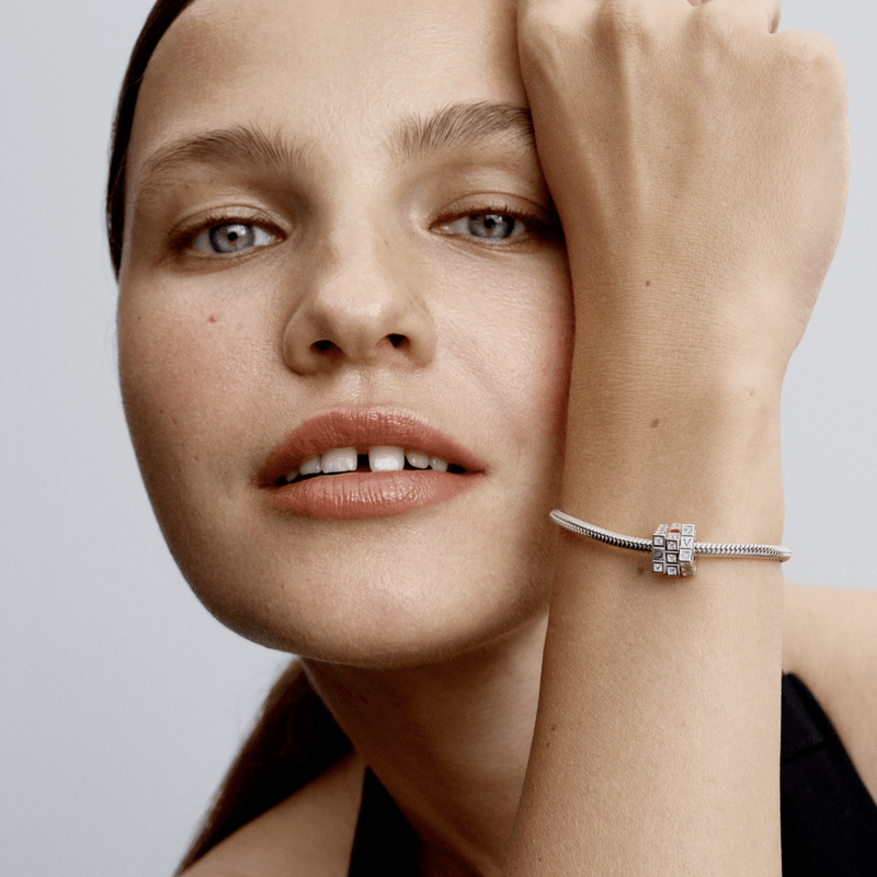 mulher-mao-rosto-usando-bracelete
