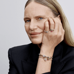 mulher-mao-bochecha-usando-bracelete