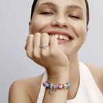 mulher-punho-no-queixo-usando-bracelete