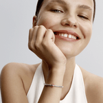 mulher-mao-no-queixo-usando-bracelete