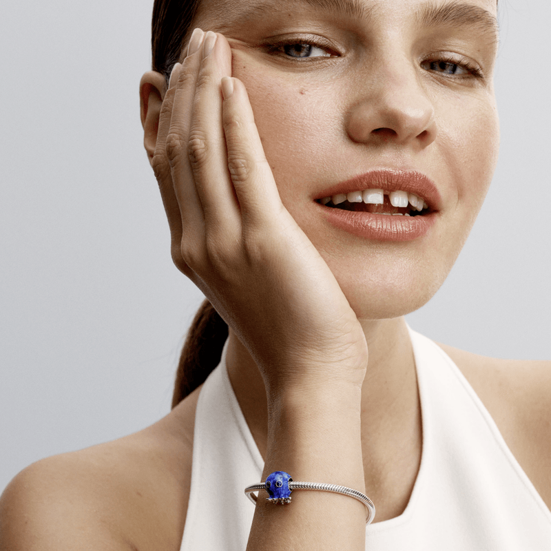 mulher-mao-rosto-usando-bracelete