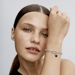 mulher-mao-rosto-usando-bracelete