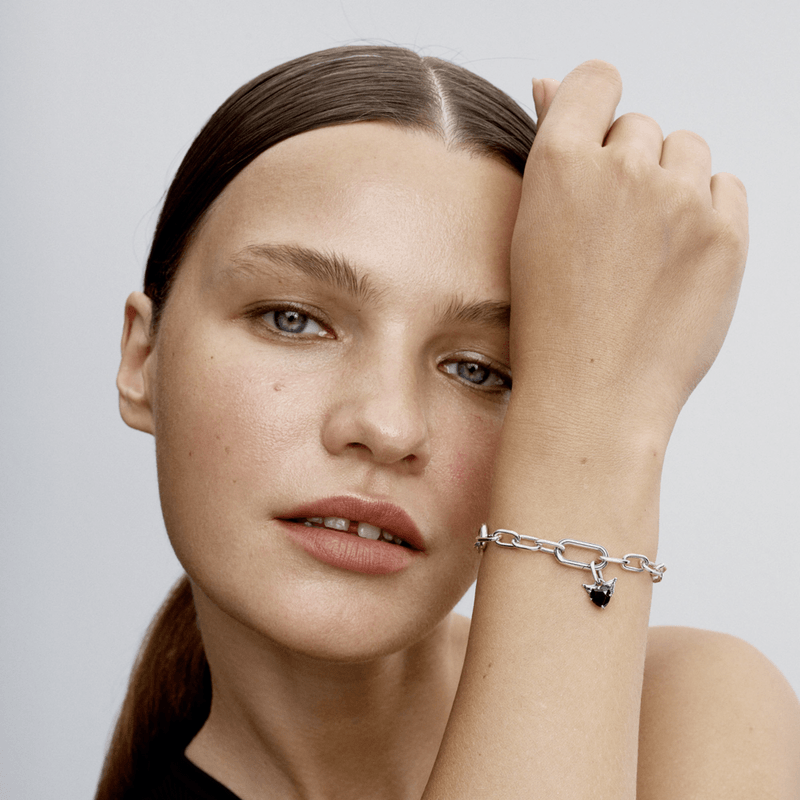 mulher-mao-rosto-usando-bracelete