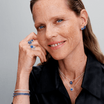 mulher-usando-mix-de-joias-