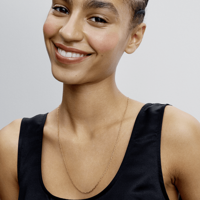 mulher-usando-colar-sorrindo