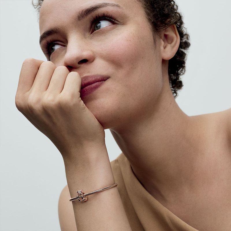 mulher-com-mao-na-boca-usando-bracelete-