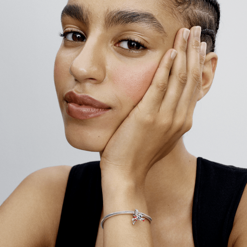 mulher-mao-rosto-usando-bracelete