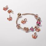 Charm_Rose_Pendente_Borboleta_em_Vidro_Murano_Laranja_e_Rosa_782698C01_RGB_v1.png