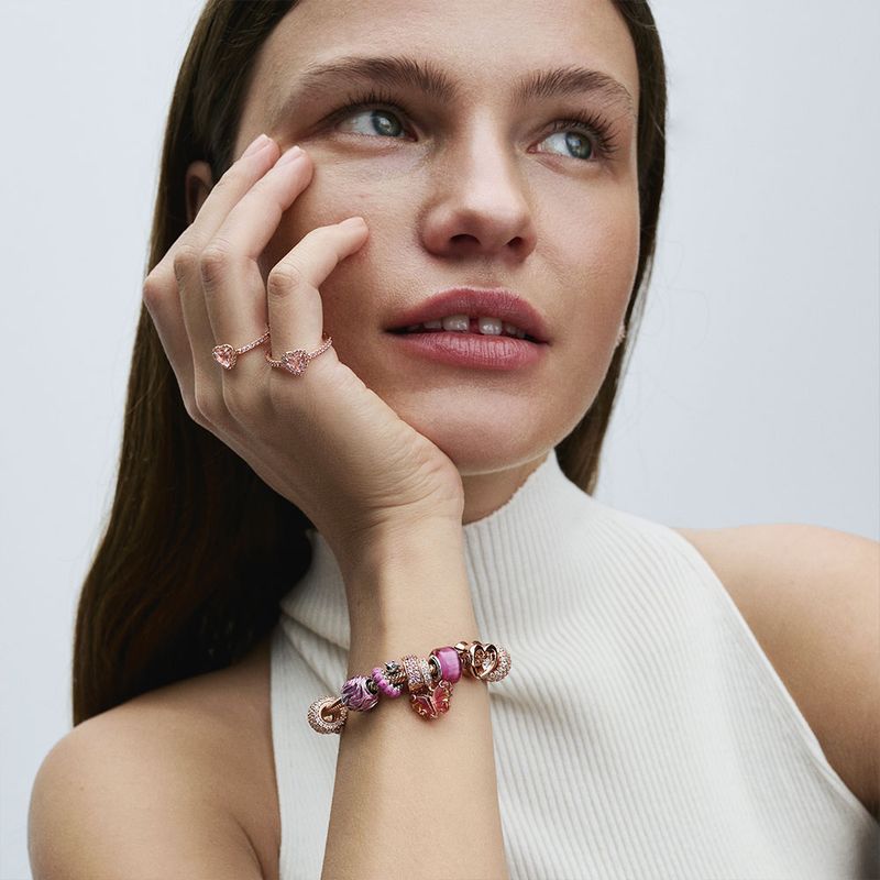 mulher-com-mao-no-rosto-usando-bracelete