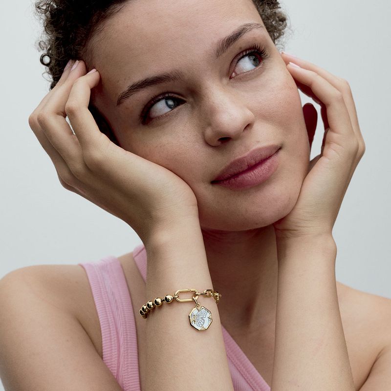 mulher-com-maos-no-rosto-usando-bracelete