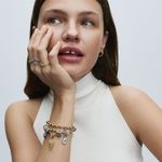mulher-com-mao-no-rosto-usando-bracelete