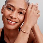 mulher-sorrindo-mao-no-rosto-usando-bracelete