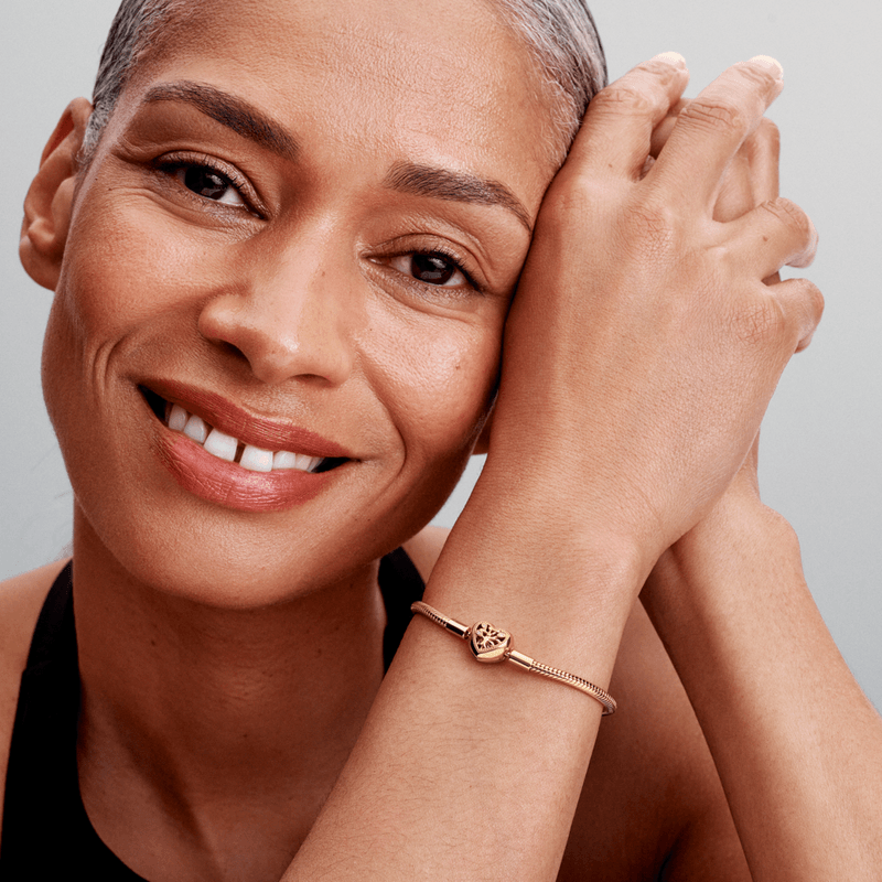 mulher-sorrindo-mao-no-rosto-usando-bracelete