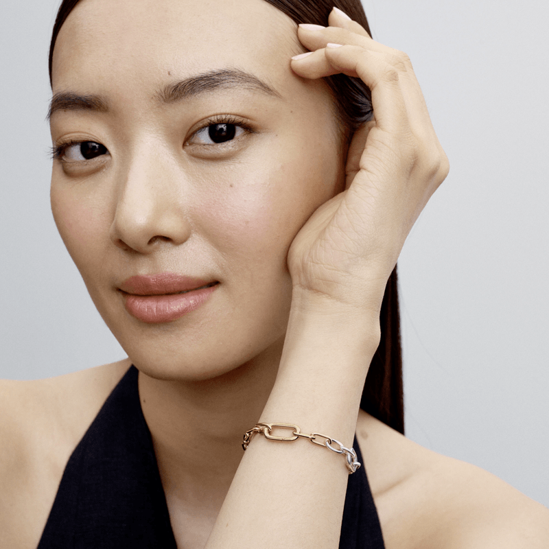 mulher-mao-testa-usando-bracelete-