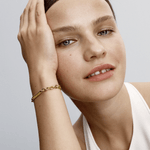 mulher-mao-rosto-usando-bracelete