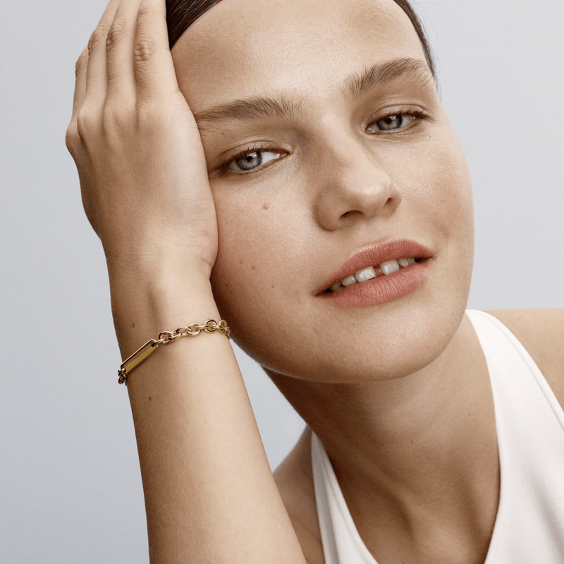 mulher-mao-rosto-usando-bracelete
