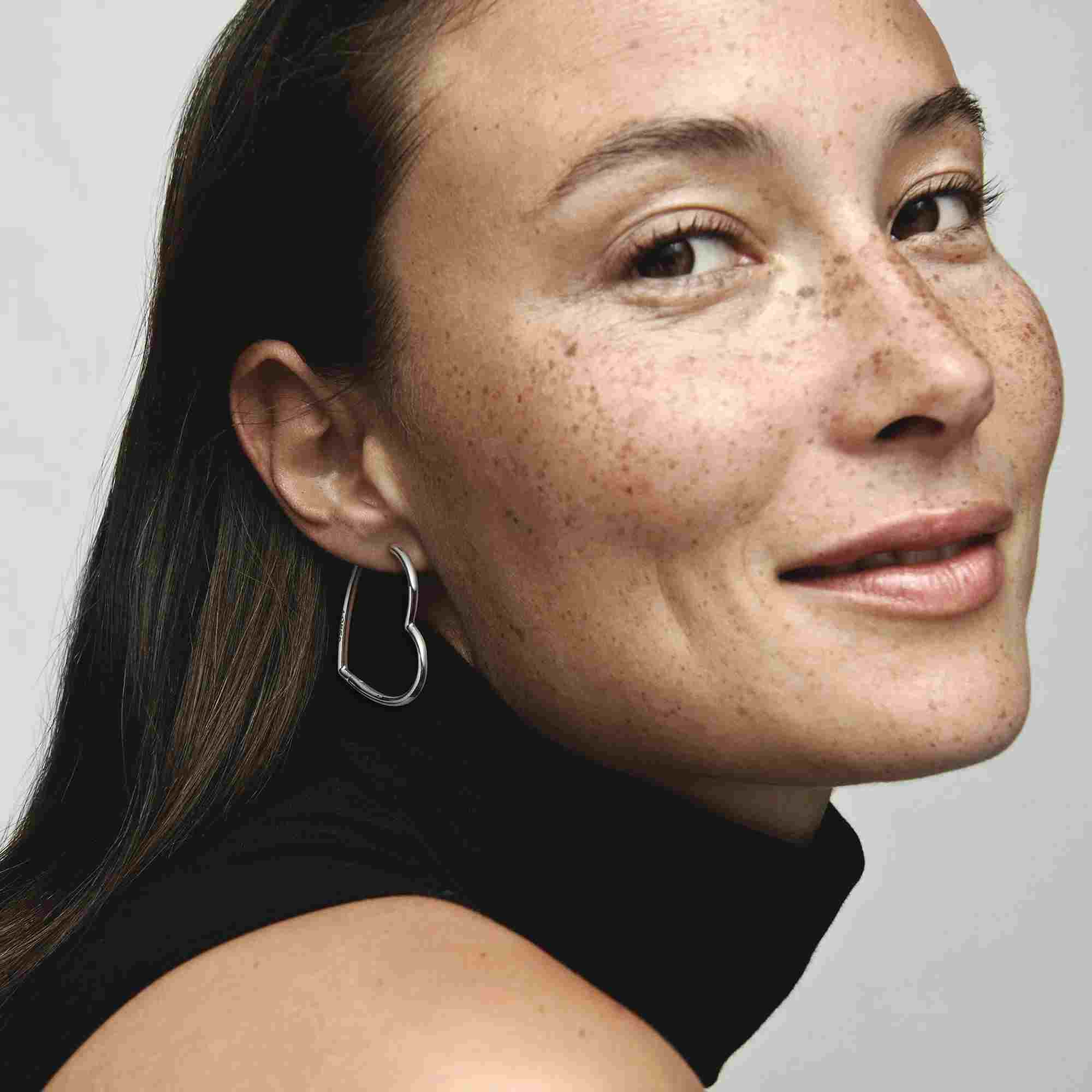 MEDIUM_297822_ABC123_MODEL_eCOM_01_RGB.jpg