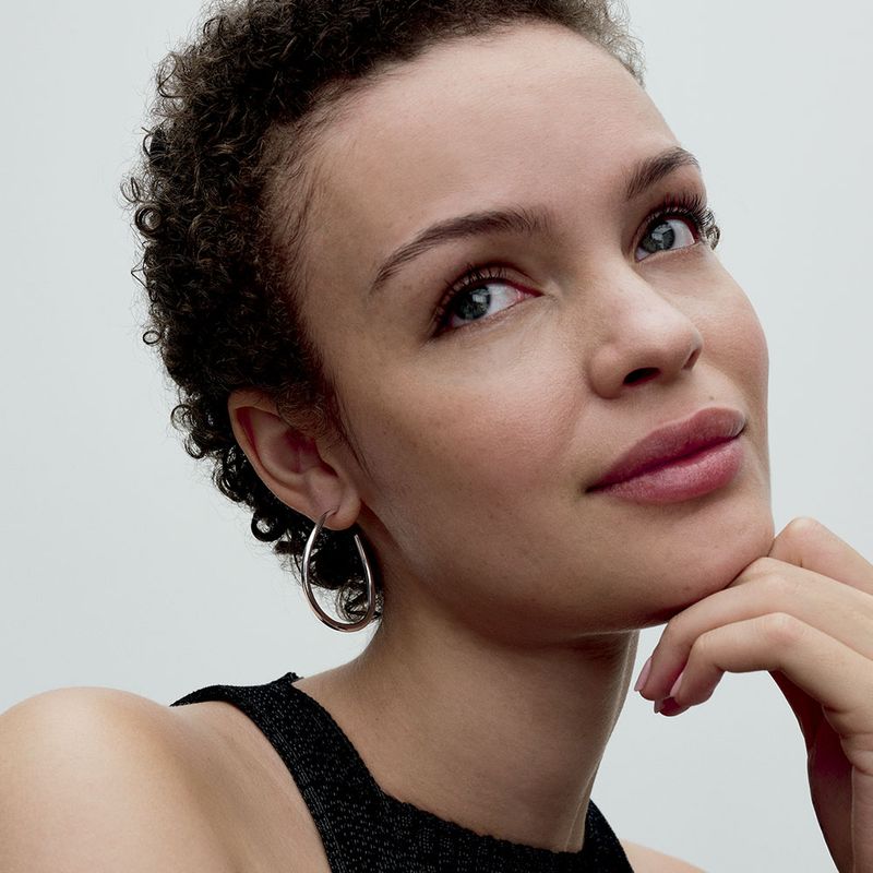 mulher--mao-no-queixo-olhando-para-cima
