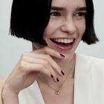 mulher-de-cabelo-curto-com-sorriso-aberto