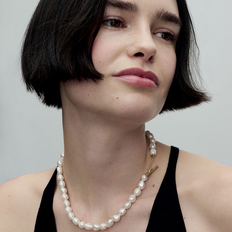 mulher-cabelo-curto-usando-colar-
