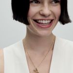 mulher-cabelo-curto-sorrindo-usando-colar-