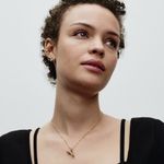 mulher-cabelo-curto-usando-colar-
