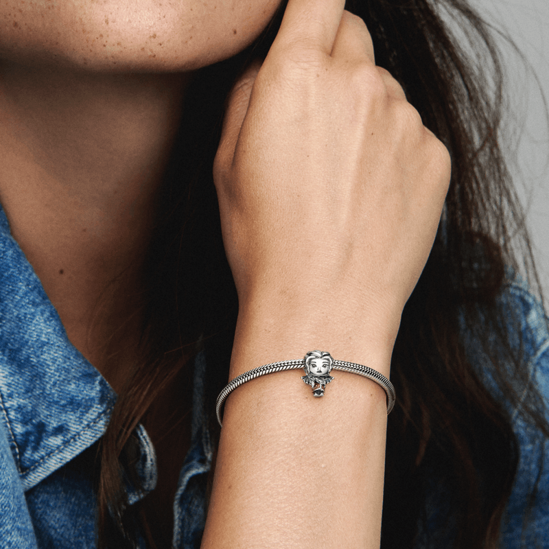 punho-proximo-ao-rosto-com-bracelete-