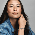 mulher-com-mao-no-rosto-usando-bracelete-