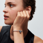 mulher-mao-na-orelha-usando-bracelete