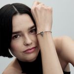 mulher-com-cabelo-curto-usando-bracelete-