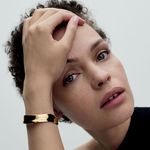 mulher-mao-na-cabeca-usando-bracelete