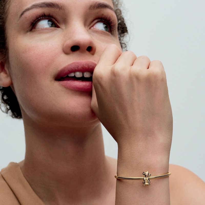 mulher-com-mao-na-boca-usando-bracelete