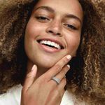 mulher-sorrindo-mao-no-rosto-usando-anel