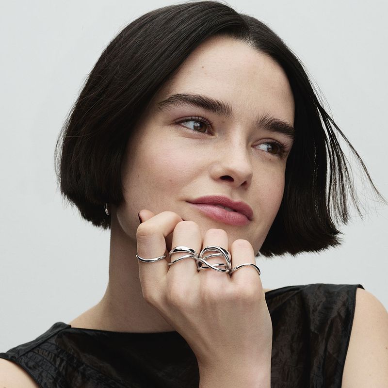 mulher-mao-no-queixo-usando-anel